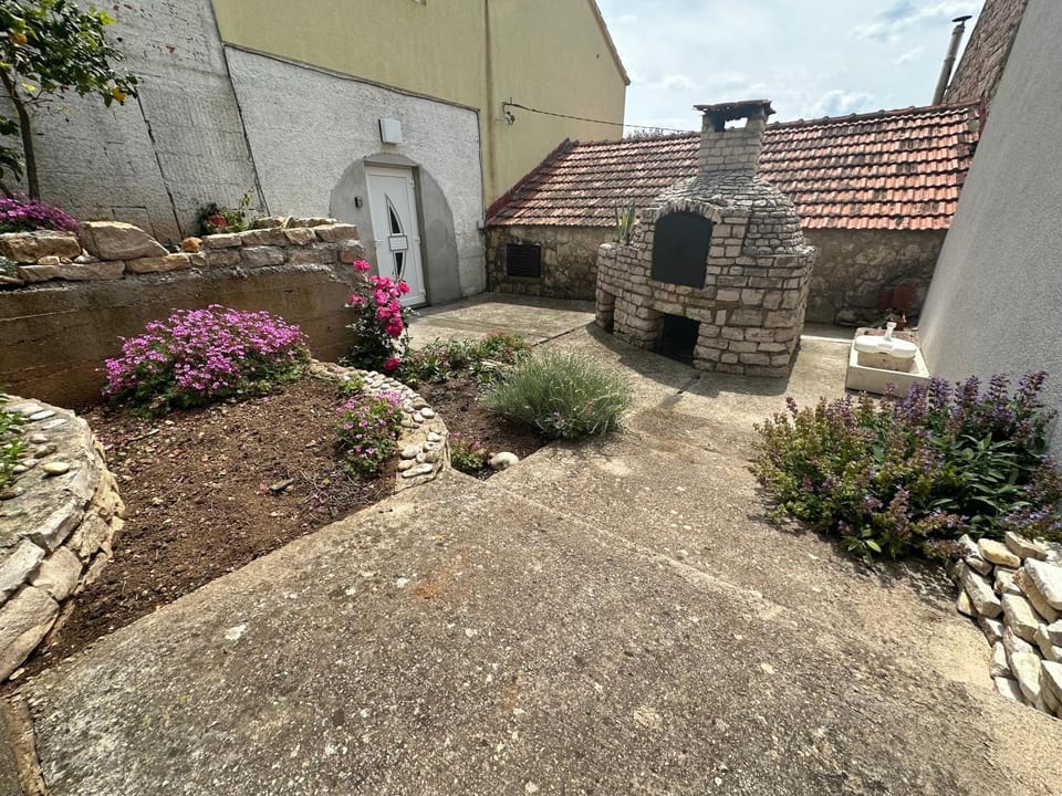 Location, children, Family