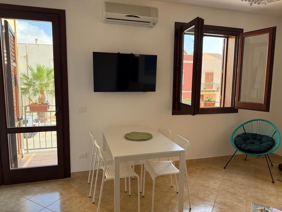 TV and multimedia, Living room, Dining area, air conditioner