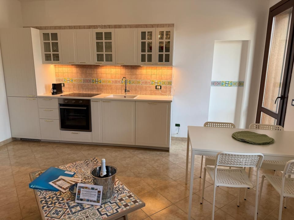 Coffee/tea facilities, Kitchen or kitchenette, Dining area, Breakfast, dishwasher, oven, stove