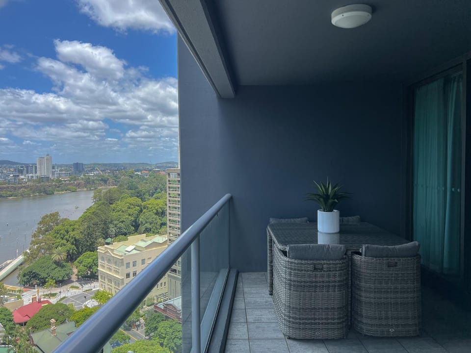 Luxury CBD 2B2B Balcony Views Free Parking Apartment in Kangaroo Point