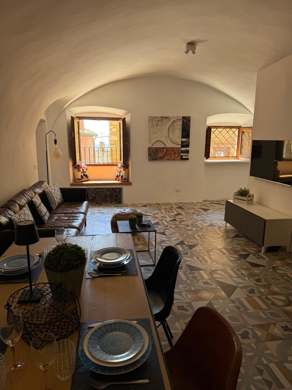 TV and multimedia, Kitchen or kitchenette, Living room, Seating area, Dining area