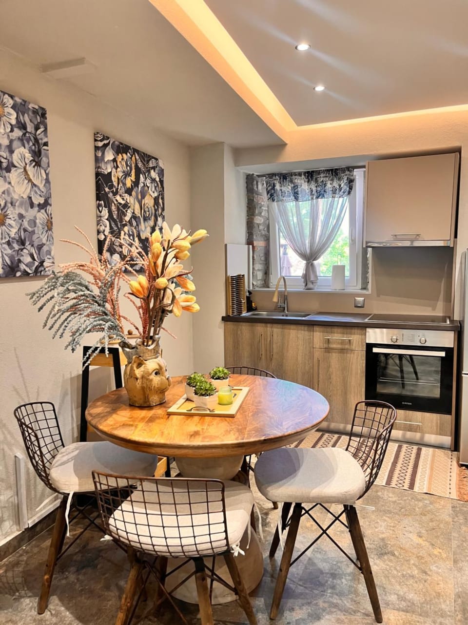 Kitchen or kitchenette, Dining area, stove
