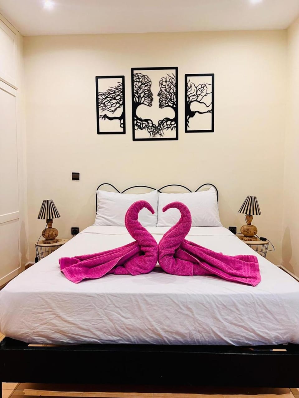 Bed, Photo of the whole room, Bedroom, towels