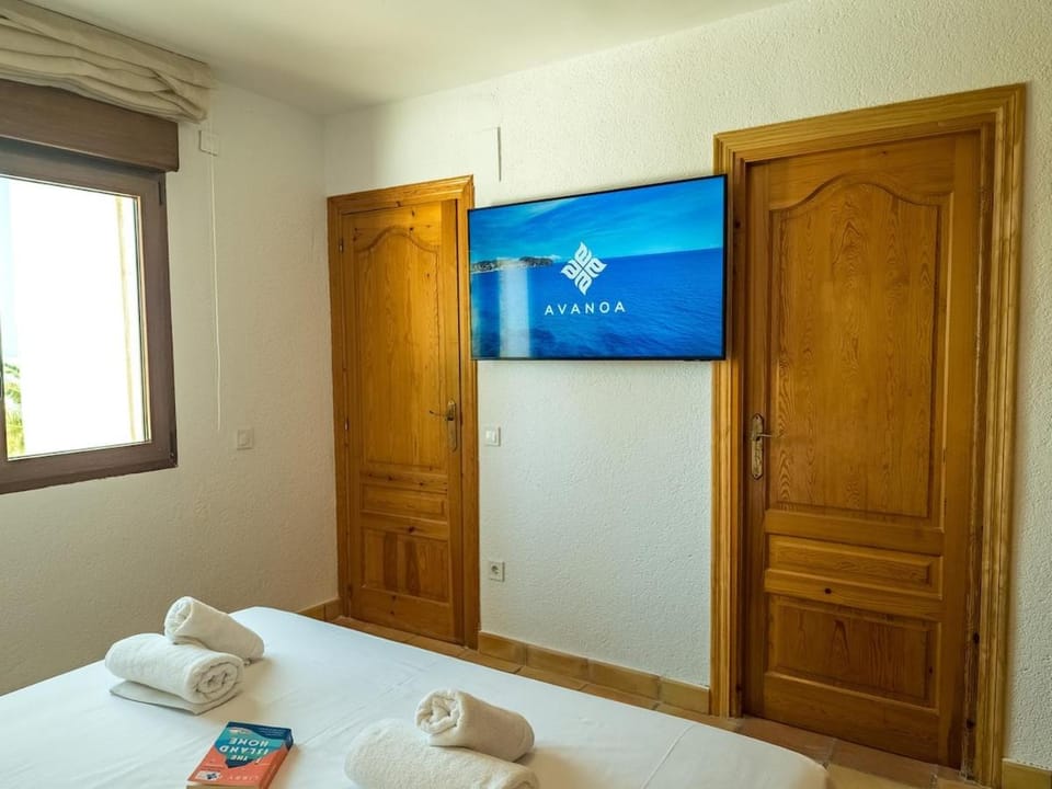 Bed, TV and multimedia, Photo of the whole room, Bedroom, towels, wardrobe