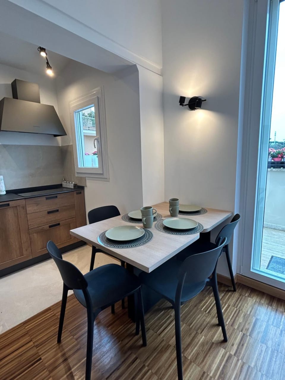 Kitchen or kitchenette, Dining area