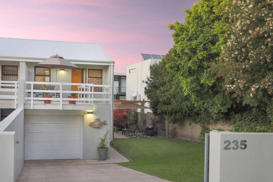 235 On Tenth Beach Walks & Mountain Views Pets Apartment in Hermanus
