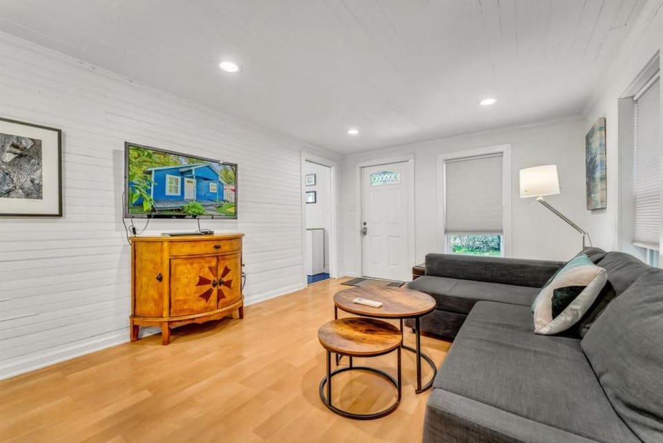 East Side Blue Bonnet Cottage House in Austin