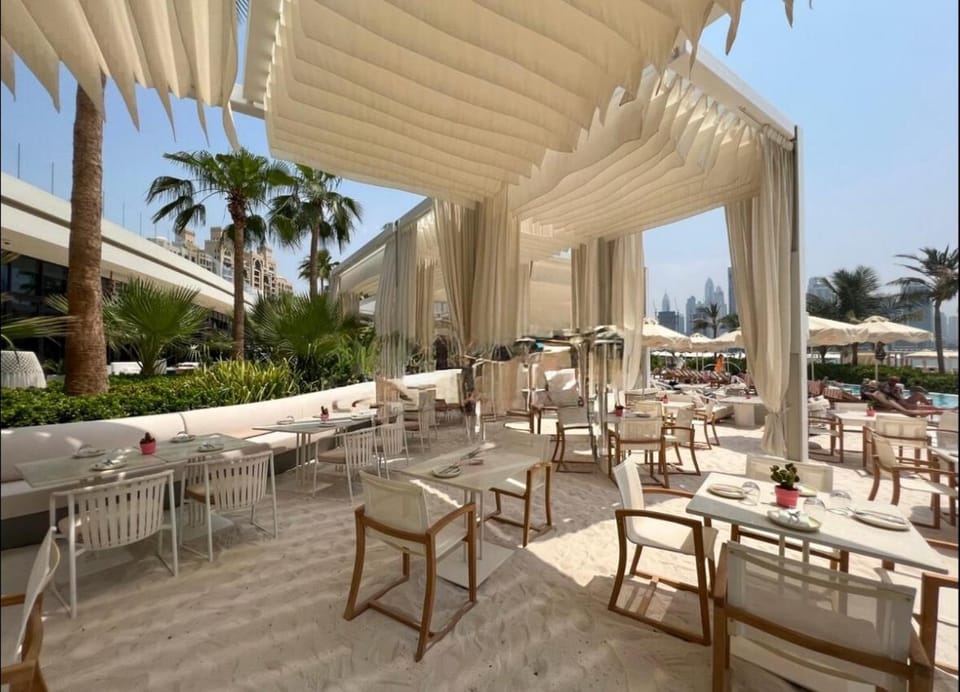 Restaurant/places to eat, Seating area, Beach