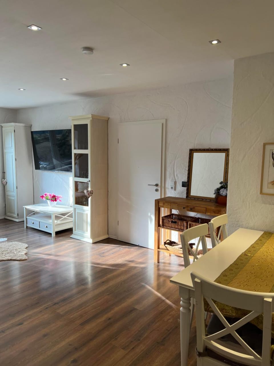 TV and multimedia, Living room, Photo of the whole room, Seating area, Dining area