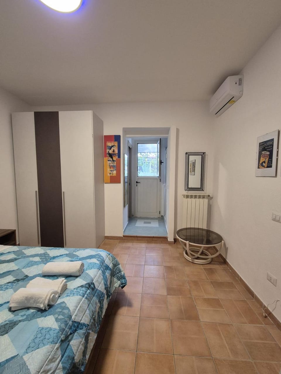 Photo of the whole room, air conditioner