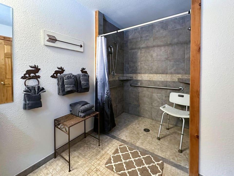 Kinnikinnick Retreat Steps from the Lake and Board walk 5 min drive to RMNP House in Grand Lake