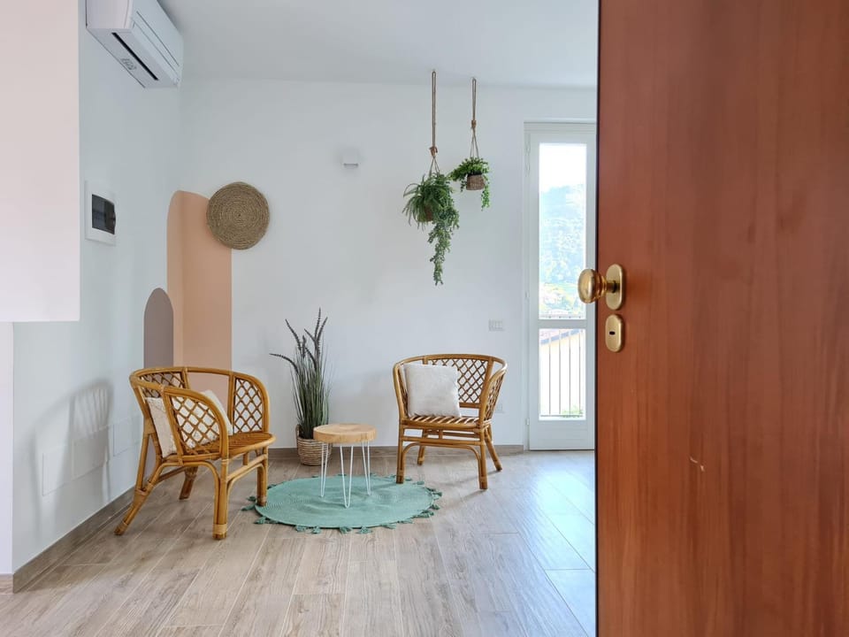 Ama Homes - Balcony Lakeview Apartment in Bellagio