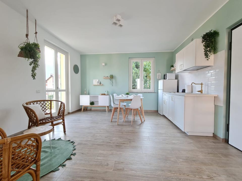 Ama Homes - Balcony Lakeview Apartment in Bellagio