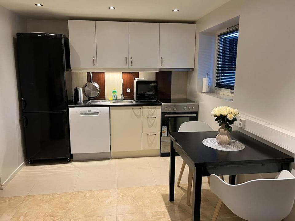 Coffee/tea facilities, Kitchen or kitchenette, Dining area, dishwasher, oven, stove