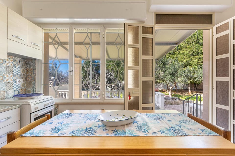 Kitchen or kitchenette, Dining area, Garden view