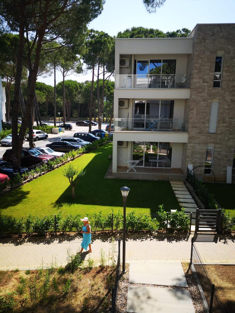 Property building, Spring, Day, Neighbourhood, Natural landscape, Garden, Garden view, Street view, Parking