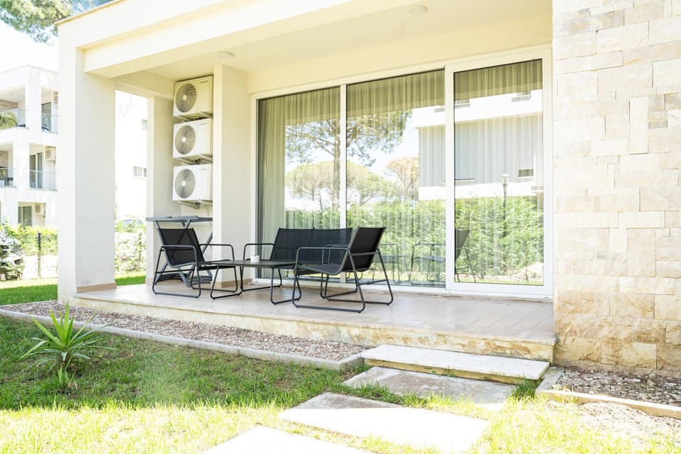 Property building, Patio, Spring, Day, Garden, Garden view