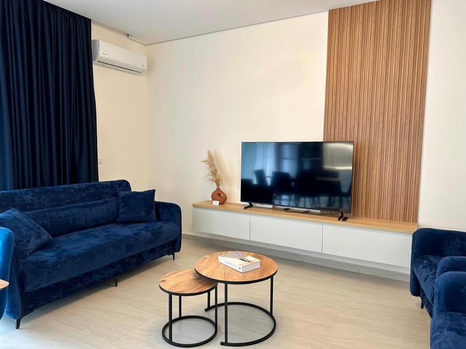 Communal lounge/ TV room, TV and multimedia, Living room, Seating area, Evening entertainment, air conditioner