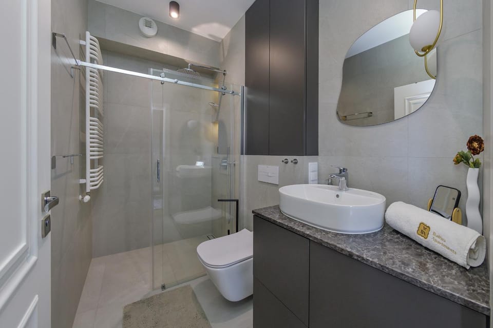 Shower, Toilet