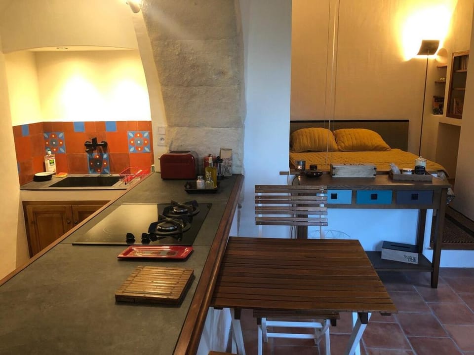 Kitchen or kitchenette, Dining area