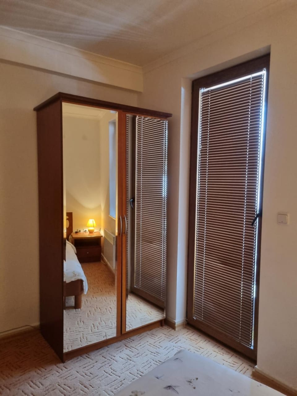 Photo of the whole room, Bedroom, wardrobe