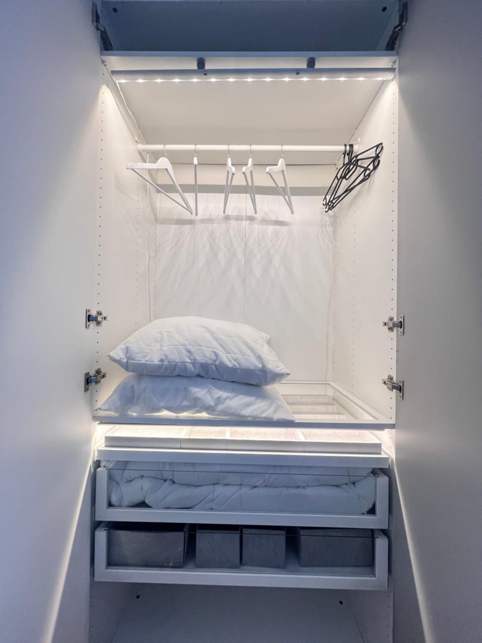 Photo of the whole room, storage