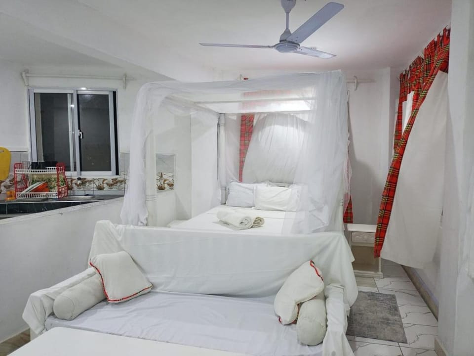 Bed, Living room, Photo of the whole room, Seating area, Bedroom, towels