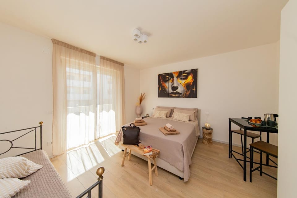 Bed, Day, Summer, Photo of the whole room, Decorative detail, Decorative detail, Bedroom, Breakfast, Italian breakfast, towels, towels