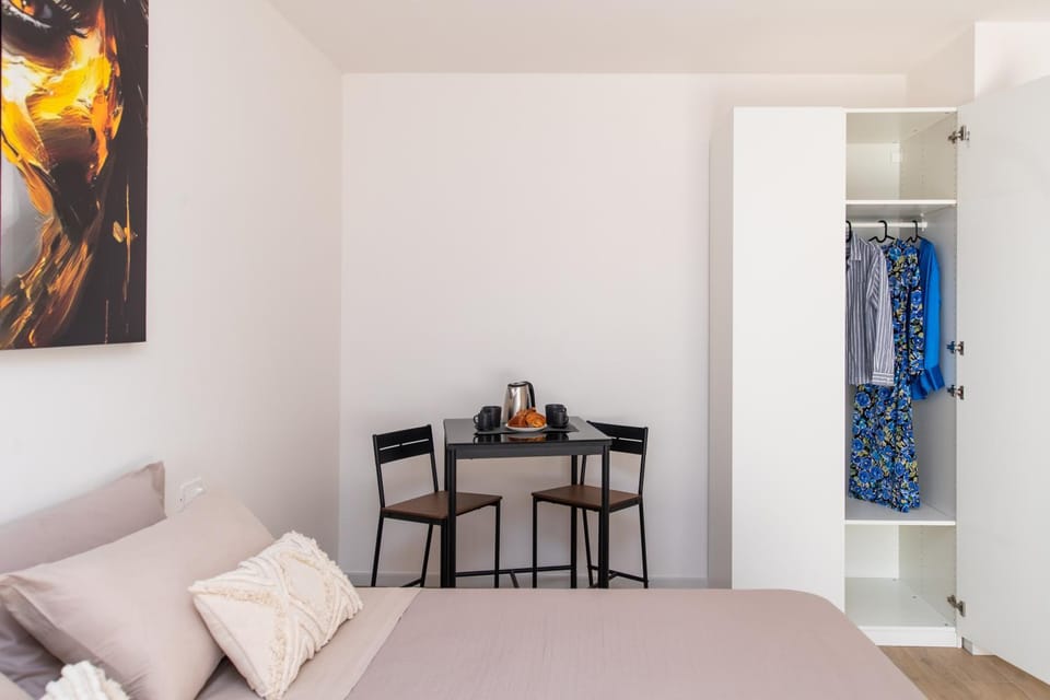 Spring, Bed, Summer, Coffee/tea facilities, Photo of the whole room, Decorative detail, Decorative detail, Bedroom, Breakfast, Seasons, furniture, furniture, locker, wardrobe