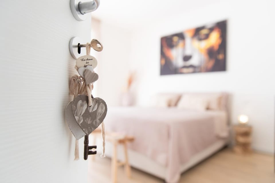 Bed, Photo of the whole room, Decorative detail, Decorative detail, Bedroom, wedding