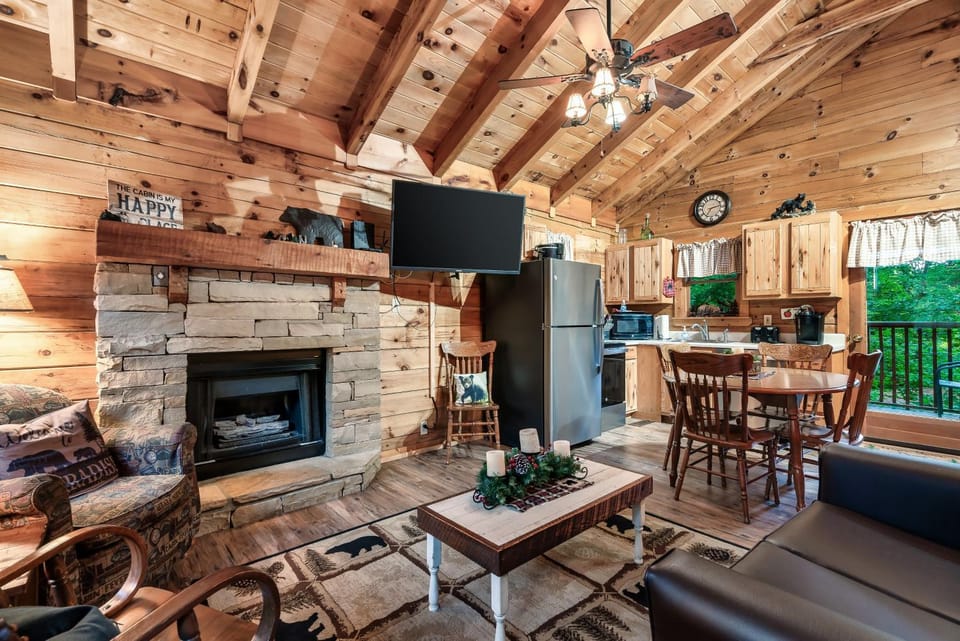 Hawkeye Lodge House in Pigeon Forge