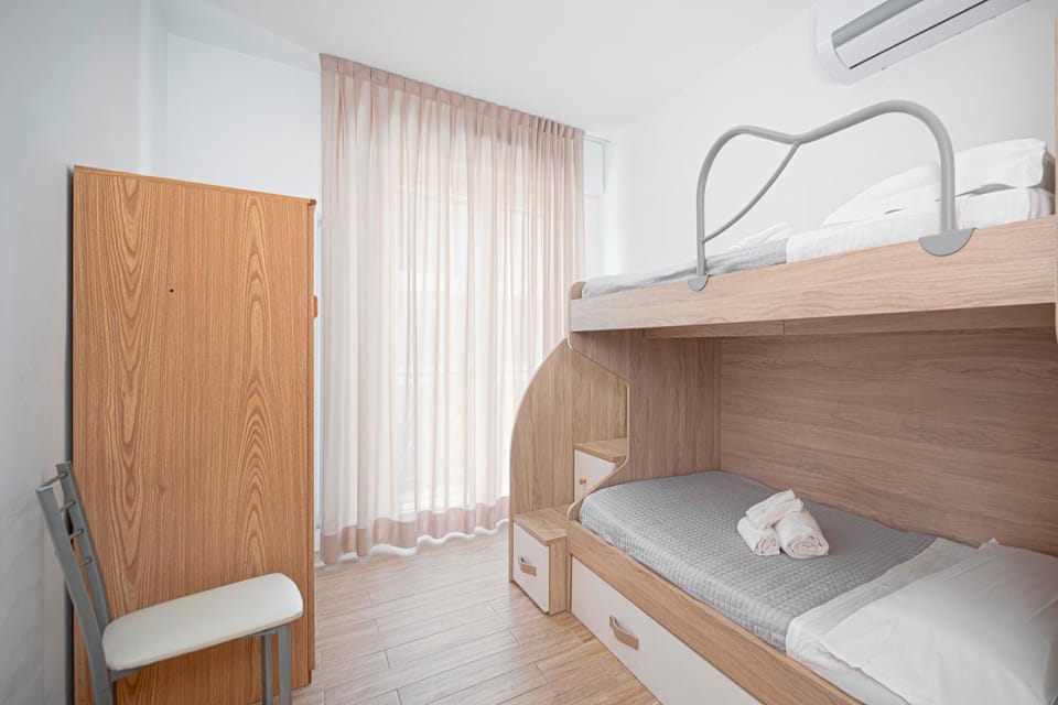 Bedroom, bunk bed