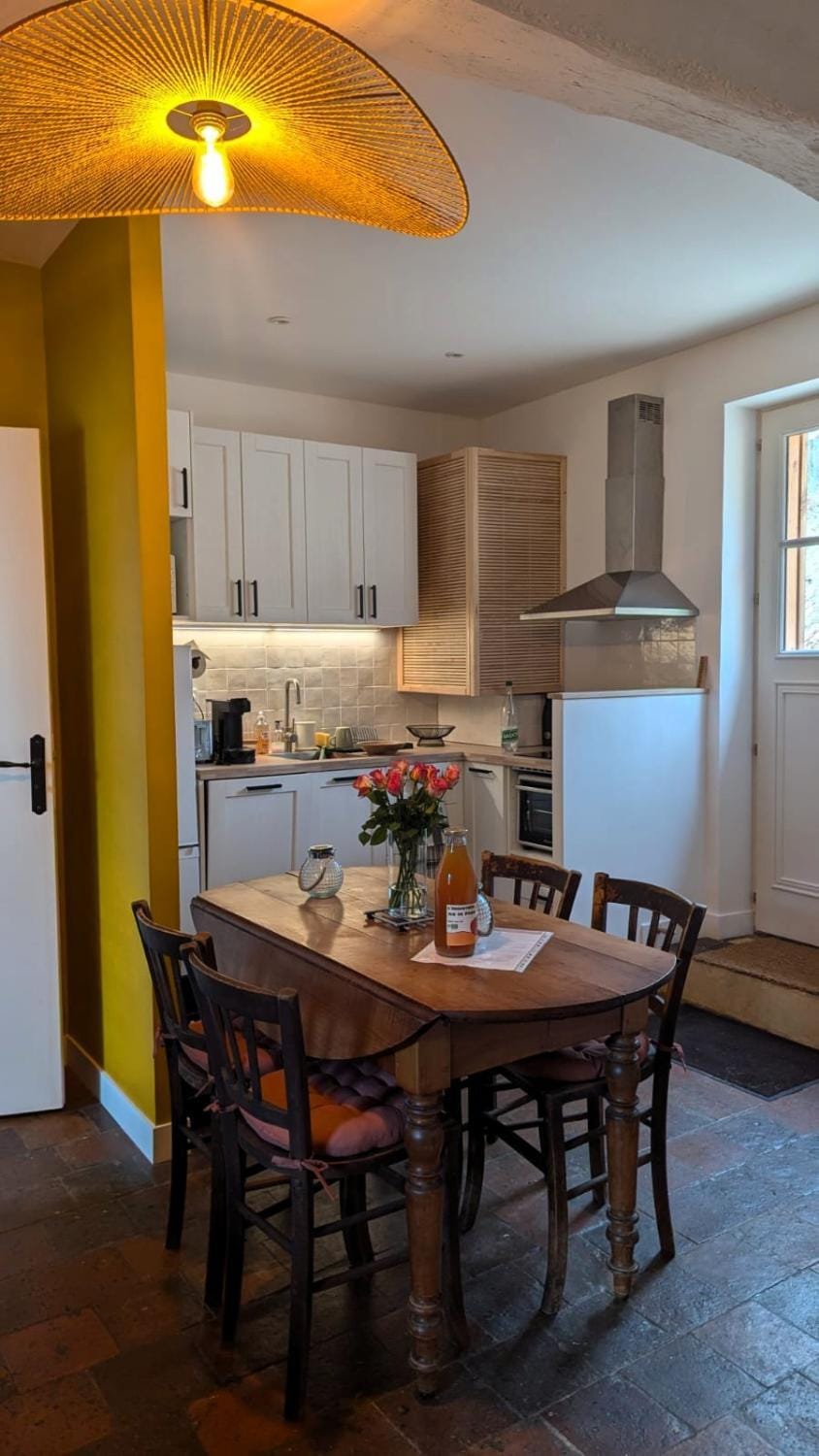 Kitchen or kitchenette, Dining area