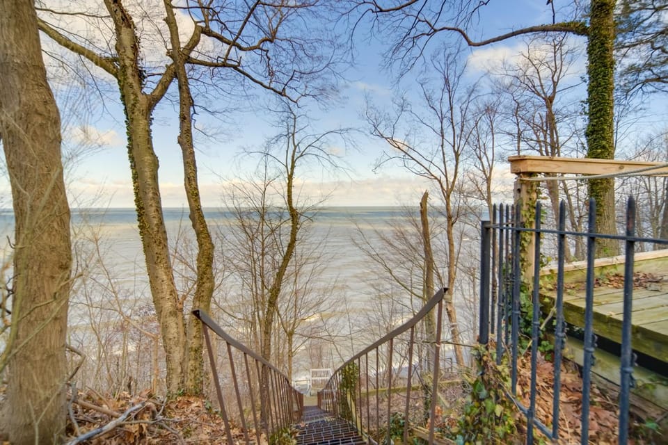 Walk to Lake Erie and Beach Access Home with Deck! House in Millcreek Township