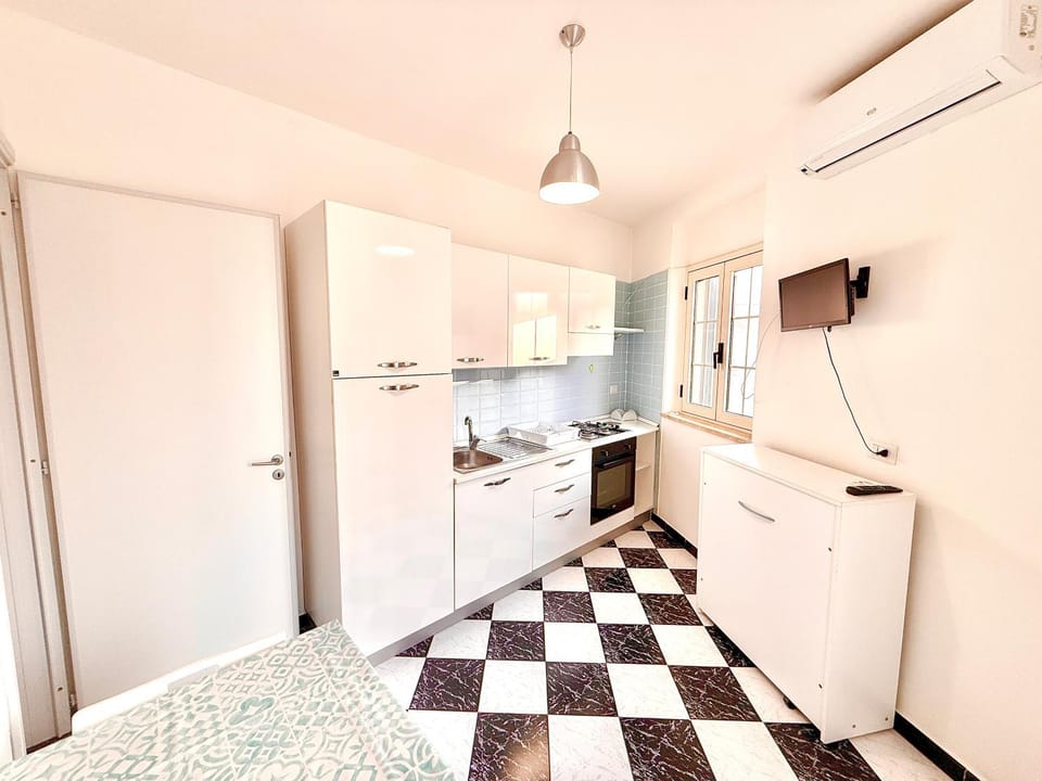 Kitchen or kitchenette, oven, pet friendly, stove