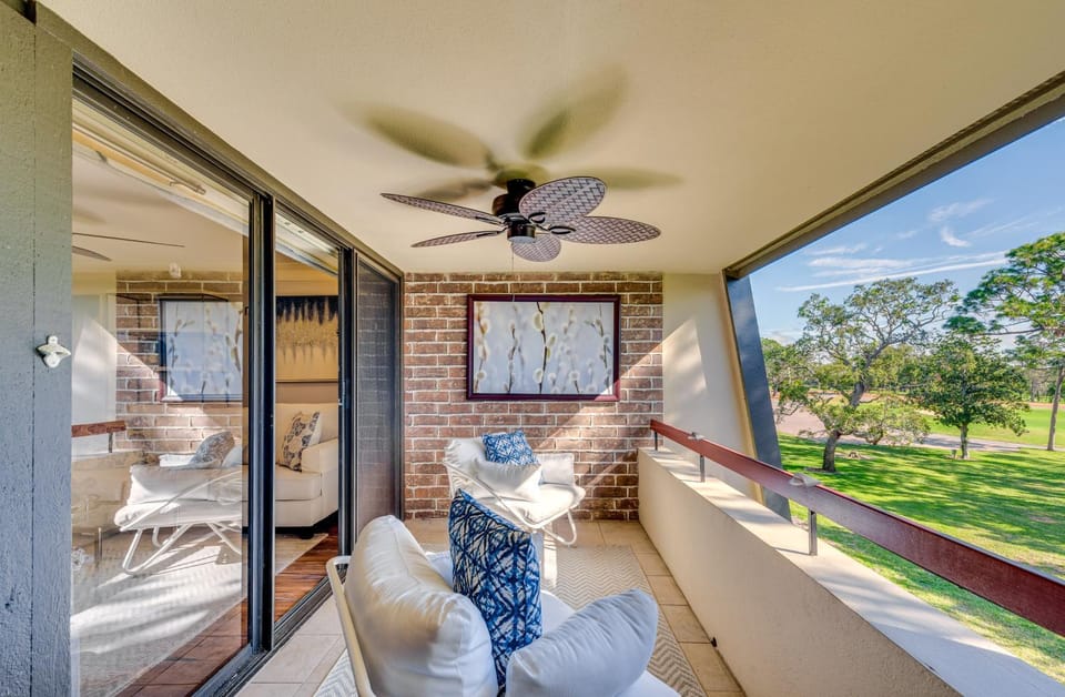 8 Mi to Honeymoon Island: Golf Getaway w/ Balcony! House in Palm Harbor