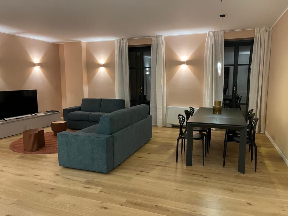 Communal lounge/ TV room, TV and multimedia, Living room, Dining area