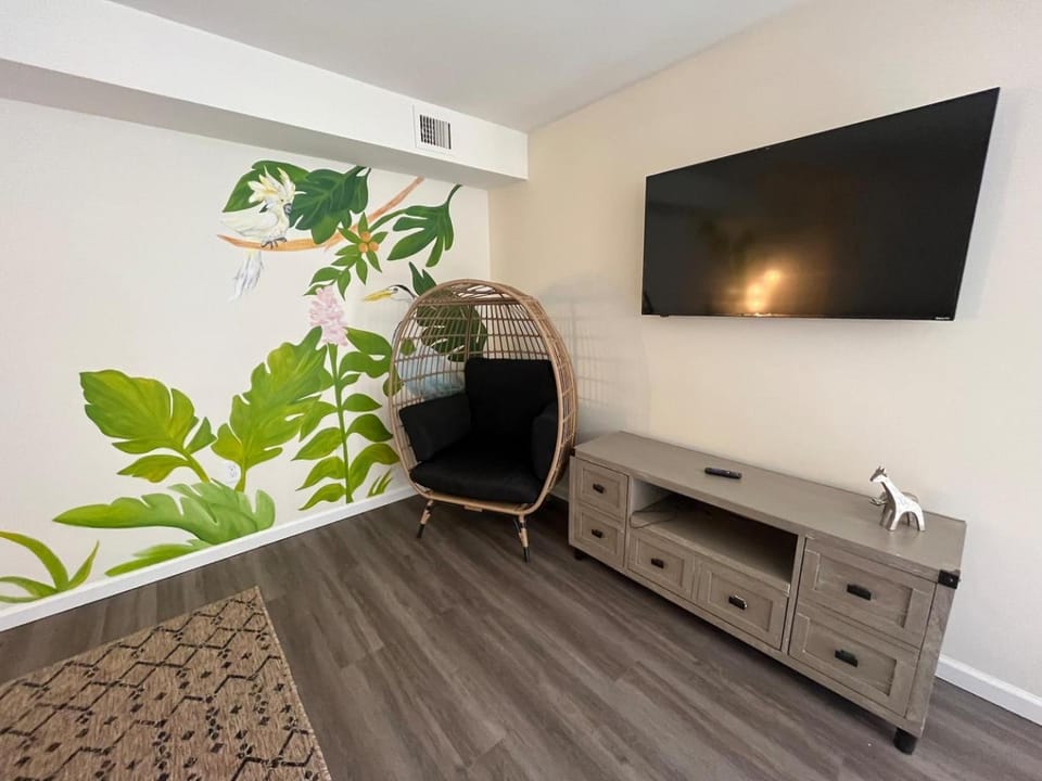 Palm Court-Trendy & Block from Ocean Casino House in Atlantic City