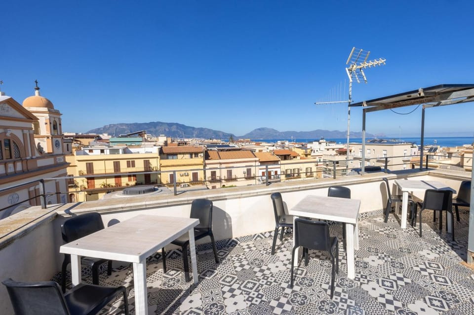 Property building, Balcony/Terrace, Living room