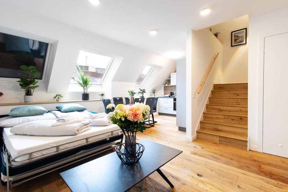 Bed, Kitchen or kitchenette, Living room, Seating area, Dining area