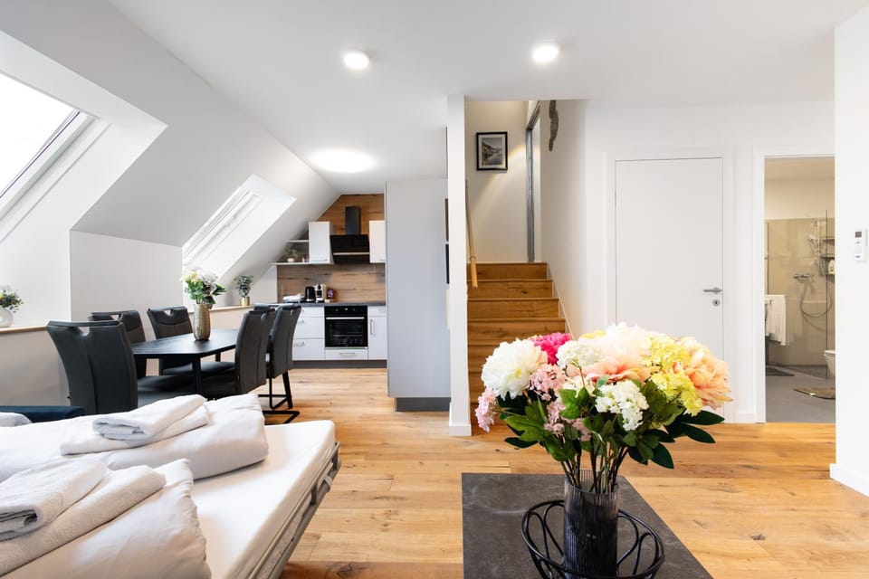 Kitchen or kitchenette, Living room, Seating area, Dining area