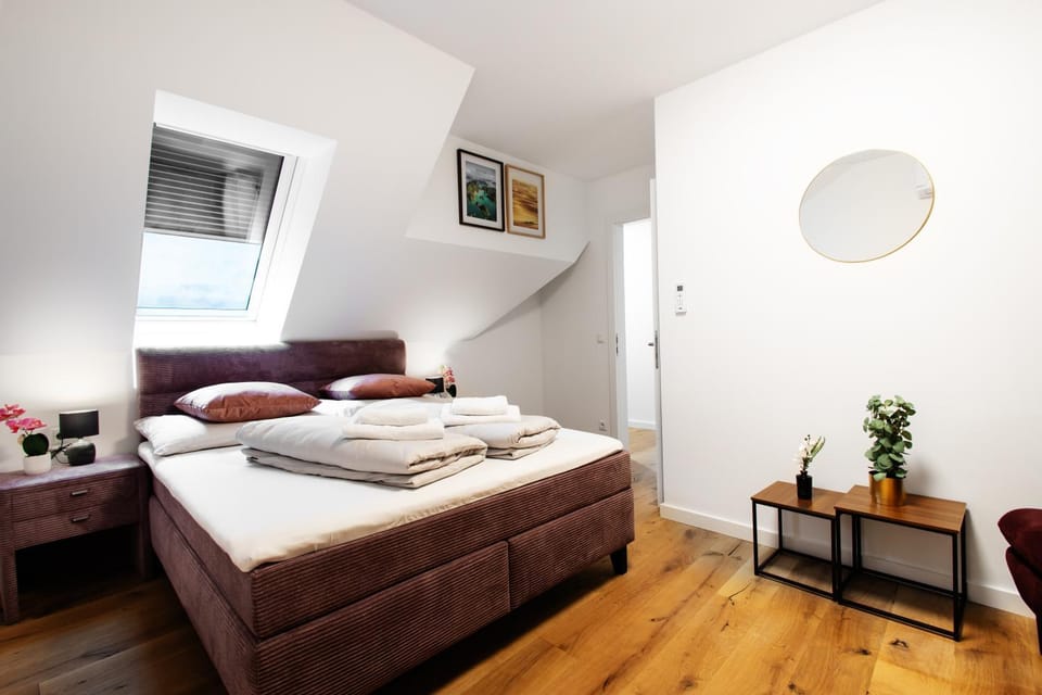 Bed, Photo of the whole room, Bedroom, towels