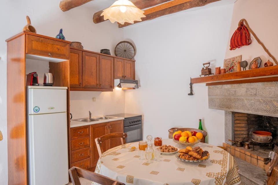 Kitchen or kitchenette, Food and drinks, stove