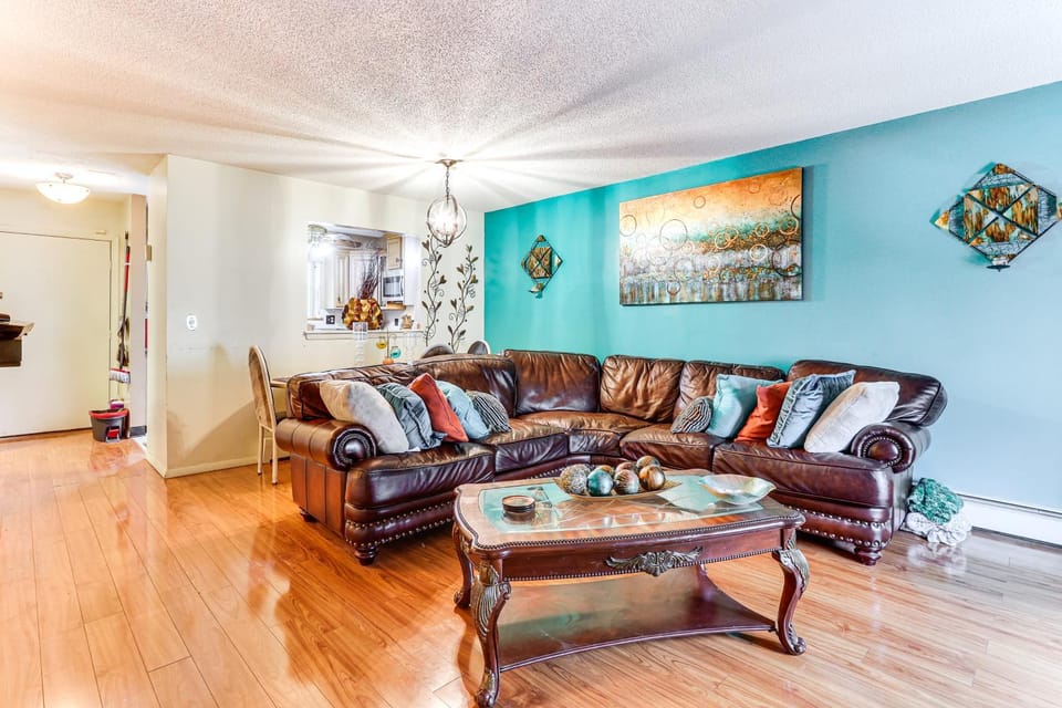 3 Mi to Dtwn New Haven: Colorful Condo w/ Yard! House in East Haven