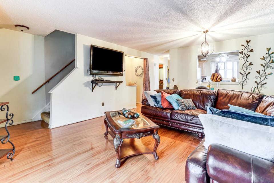 3 Mi to Dtwn New Haven: Colorful Condo w/ Yard! House in East Haven