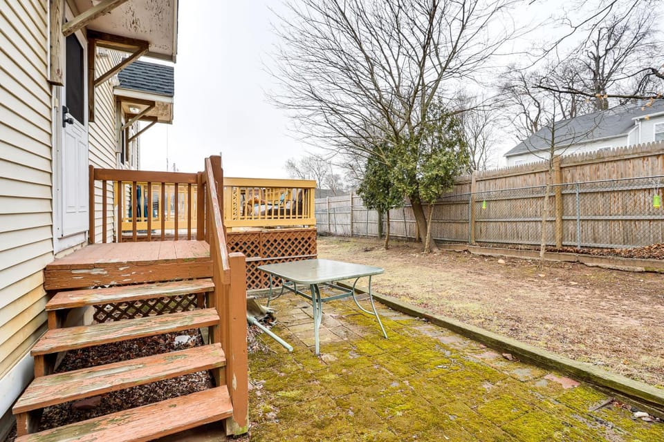 3 Mi to Dtwn New Haven: Colorful Condo w/ Yard! House in East Haven