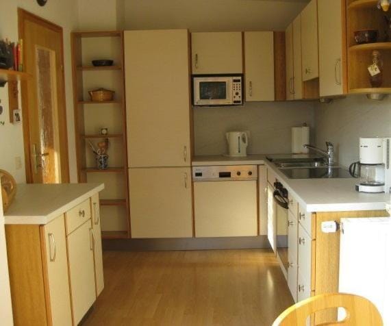Coffee/tea facilities, Kitchen or kitchenette, dishwasher, microwave, oven, stove
