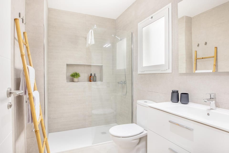 Shower, Toilet, Bathroom, towels