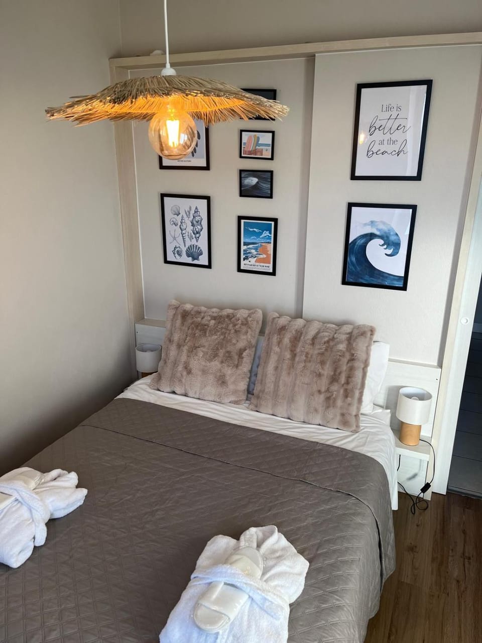Bed, Photo of the whole room, Bedroom, towels