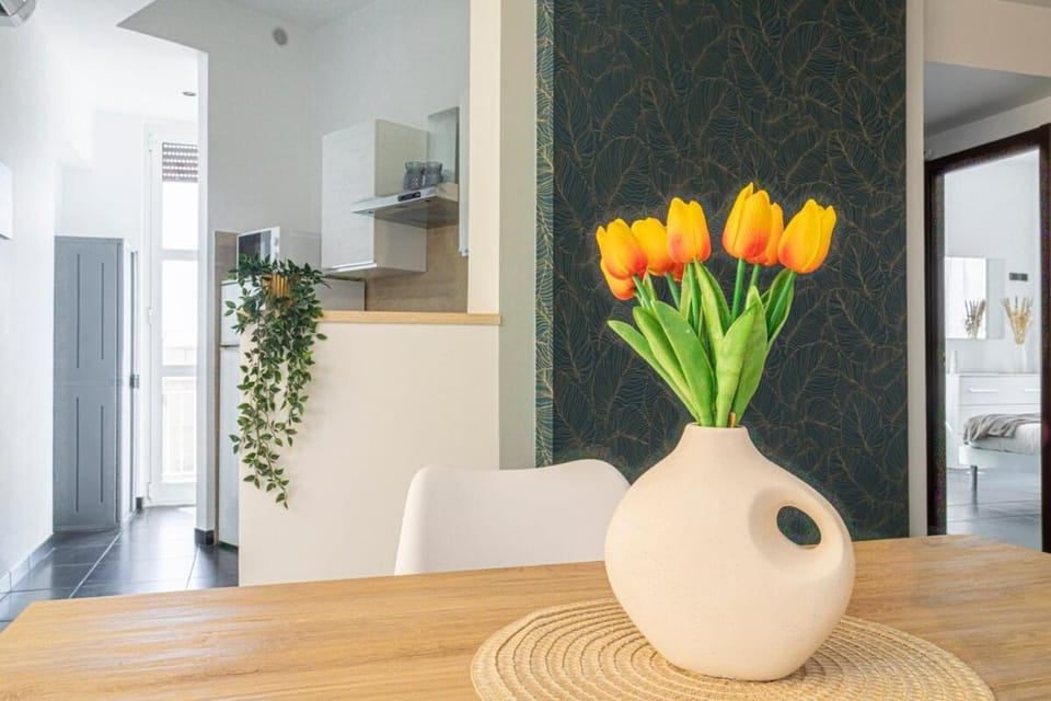 Kitchen or kitchenette, Dining area, minibar